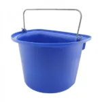 Krmilnik za konje z ročajem