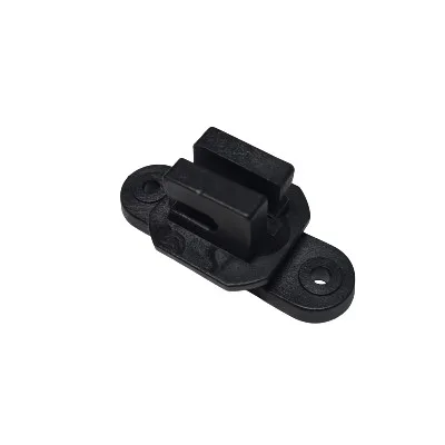 Pribitni izolator za trak ali žico